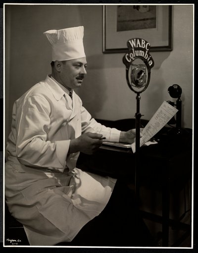 Maurice Hervieux séf portréja a mikrofonnál a Hotel Commodore-ban, 1930 (ezüst zselatin nyomat) alkotó: Byron Company