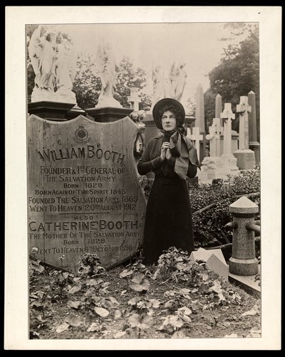 Eva Booth portréja apja, William Booth tábornok sírjánál, 1915 körül (ezüst zselatin nyomat) alkotó: Byron Company