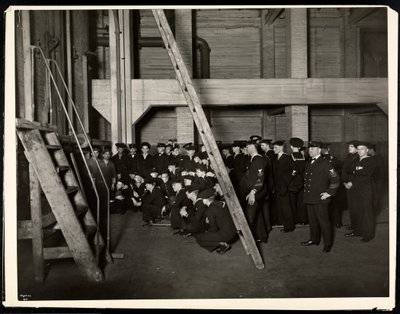 Tengerészek az Egyesült Államokból "Maryland" a kemencét vizsgálja a Hotel Commodore körútján, 1922 (ezüst zselatin nyomat) alkotó: Byron Company