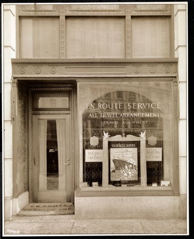 Az En Route Service, Inc. kirakata a Savoy Plaza Hotelben, 59. utca és 5. sugárút sarkán, New York, 1928 (ezüstzselatinos nyomat) alkotó: Byron Company
