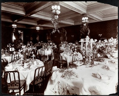 Terített asztalok az Electric Club bankettjéhez a Hotel Delmonicoban, 1902 (ezüst zselatin nyomat) alkotó: Byron Company