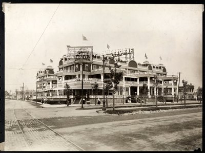 A Hotel Shelburne a Sea Breeze Avenue és az Ocean Parkway sarkán, Coney Island, New York, 1913 körül (ezüst zselatinos nyomat) alkotó: Byron Company