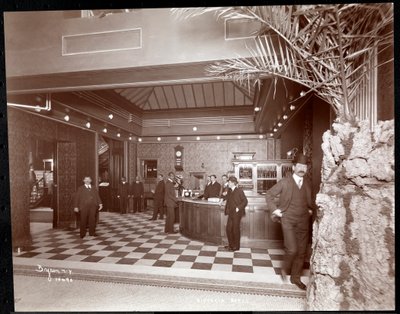 A Hotel Victoria előcsarnoka és regisztrációs pultja, 1900 vagy 1901 (ezüst zselatin nyomat) alkotó: Byron Company
