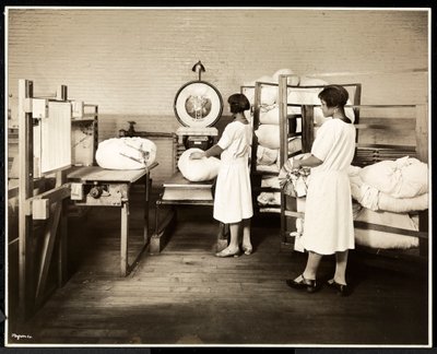 Két afro-amerikai nő zsák szennyest mér a Carolyn Mosodában, a 111 East 128th Street, East Harlem, New York, 1928 (ezüst zselatin nyomat) alkotó: Byron Company