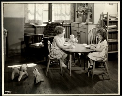 Két vak látássérült lány eszik egy kis asztalnál egy babával a New York-i Vakok Egyesületében, 111 East 59th Street, New York, 1933 (ezüst zselatinos nyomat) alkotó: Byron Company