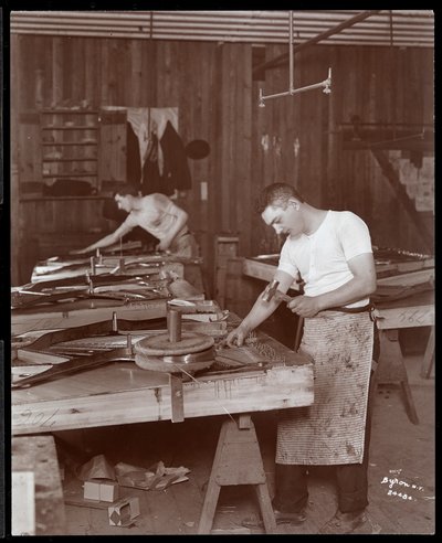 Két férfi dolgozik a Harrington Piano Co. gyárában, 1907 (ezüst zselatin nyomat) alkotó: Byron Company