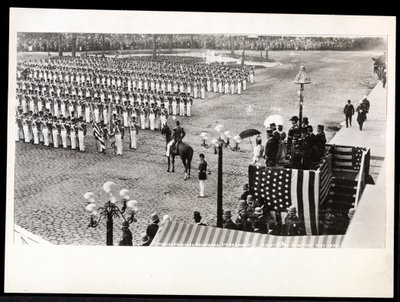 Eulalia spanyol hercegnő képe, amint áttekinti a 7. ezred menetét a Columbus Celebration Parade-on a Savoy Hotelben, New York, 1899 (ezüst zselatin nyomat) alkotó: Byron Company