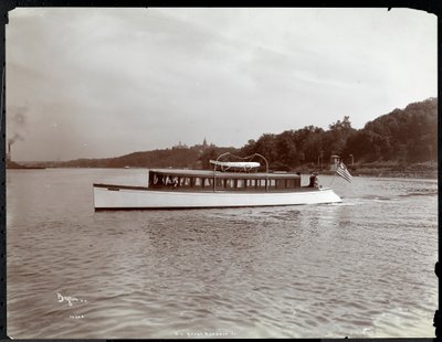 A New York Yacht, Launch und Engine Co. Delicia nevű jachtjának látképe a Hudson folyón Morris Heights közelében, New York, 1903 (ezüstzselatinos nyomat) alkotó: Byron Company