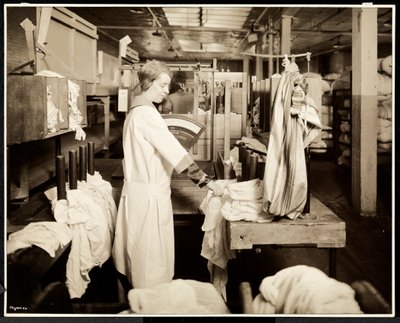Nők, akik zsákokat jelölnek meg a Carolyn Laundry-ban a 111 East 128th Street, East Harlem, New York államban, 1928 (ezüst zselatin nyomat) alkotó: Byron Company