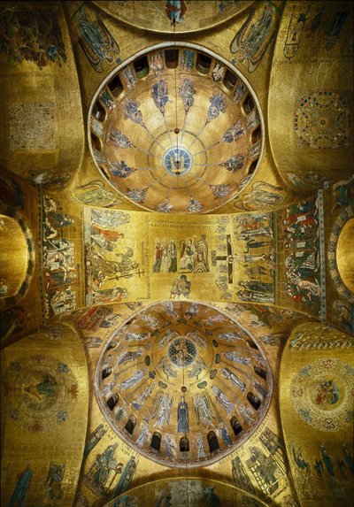 Bizánci építészet: a pünkösdöt (1250-1300) és a mennybemenetelt (13. század eleje) illusztráló kupolák képe arany alapon (román és bizánci stílusban) mozaikokkal. Szent Márk-bazilika (San Marco-bazilika) Velence alkotó: Byzantine