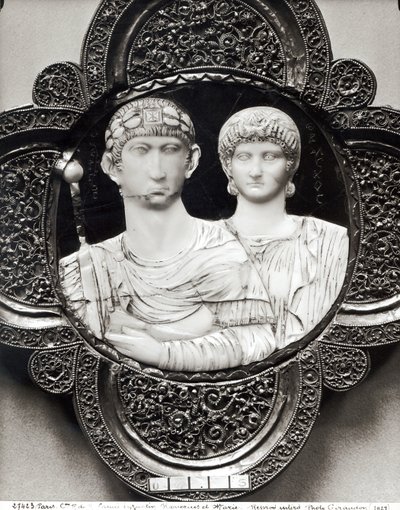 Cameo, amely Honorius császárt (395-423) és feleségét, Mariát ábrázolja (elefántcsont és fém) (lásd még: 189591) alkotó: Byzantine