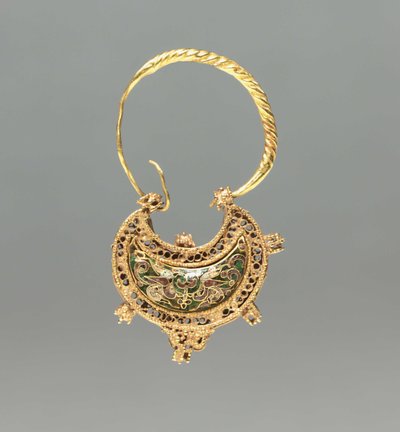 Félhold alakú fülbevaló alkotó: Byzantine
