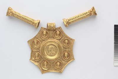 Nyolcszögű medál és két távtartó korinthoszi oszlopok formájában, 324-326 (arany) alkotó: Byzantine