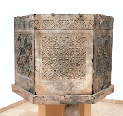 Ambo a bizánci Saint Theodoros templomból, Beit Sila, Jeruzsálem, Kr.u. 6. század (bitumenes kő) alkotó: Byzantine Byzantine