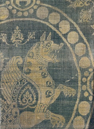 Szimurgot ábrázoló szövet gyöngyökkel díszítve, Konstantinápolyból (selyem) (részlet) alkotó: Byzantine School