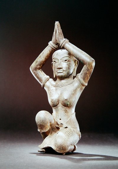 Térdelő nő, 11. század második fele (bronz ezüst berakással és aranynyomokkal) alkotó: Cambodian