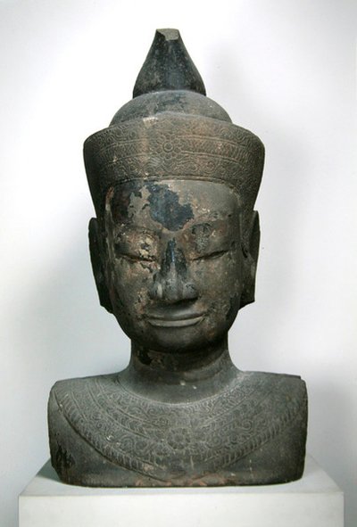 Buddha díszített mellszobra; 15-16. vállalkozás (homokkő) alkotó: Cambodian School