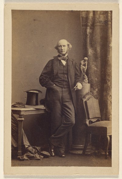 [Ismeretlen férfi áll, cilinder az asztalon] alkotó: Camille Silvy