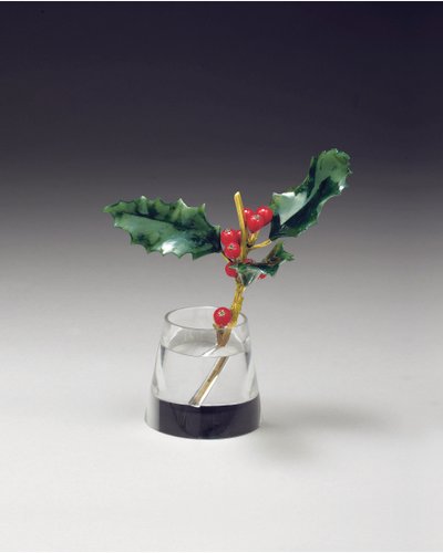 Holly spray keskenyedő vázában, 1890 körül alkotó: Carl Fabergé