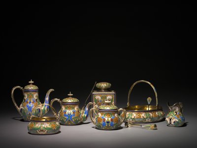 Forróvizes fazék, Fedett cukortartó, Tea Caddy, Teáskanna, Cukorfogó, Citromvilla, Cukorkosár, Süteménykosár, Krémkancsó, Teaszűrő és cukorszitáló, 1896 előtt és 1896-1906 alkotó: Carl Fabergé