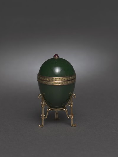 Jade Egg állvánnyal, 1900 után alkotó: Carl Fabergé