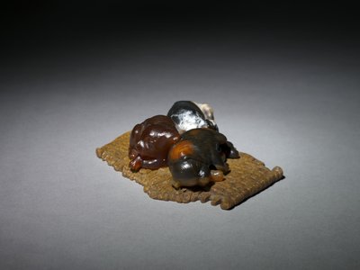 Kölykök szőnyegen, 1800-as évek vége – 1900-as évek eleje alkotó: Carl Fabergé