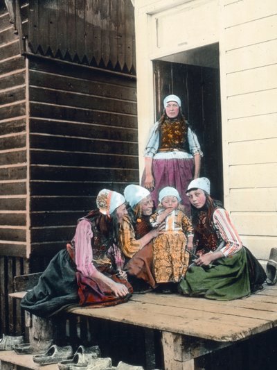 Hollandia, egy holland család portréja. Büszke anya négy lányával. A kép dátuma: 1920 körül. Carl Simon Archívum alkotó: Carl Simon