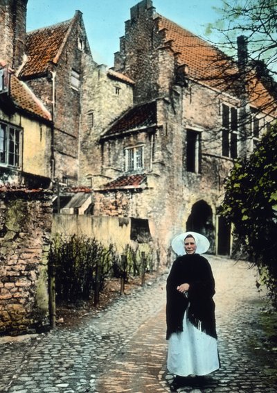 Hollandia, Zeeland tartomány. Nő a Kuipers portál előtt Middelburg városában. A kép dátuma: 1920 körül. Carl Simon Archívum alkotó: Carl Simon
