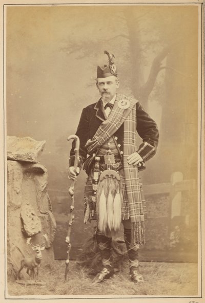Skót viseletet hordó férfi portréja alkotó: Carleton Watkins