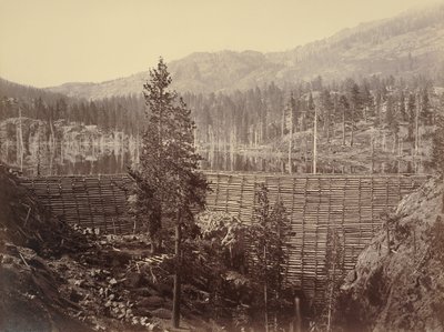Rudyard-víztározó. 114 láb magas központi gát; faszerkezet és kőtöltés alkotó: Carleton Watkins