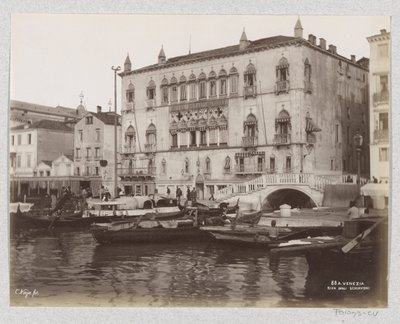 Hotel Royal Danieli a Palazzo Dandolóban és csónakok a velencei Riva degli Schiavonin alkotó: Carlo Naya