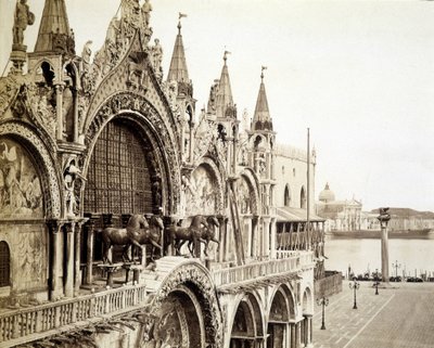 A velencei Szent Márk-bazilika lovai - C. Naya fényképe alkotó: Carlo Naya