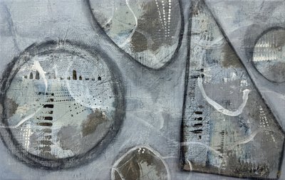 Texturált szürke formák alkotó: Carolina Gårdheim