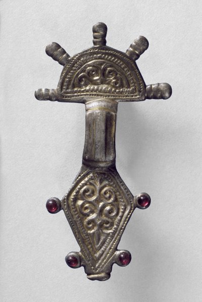 Sugárzófejű bross, Marchelepotból, Somme-ból, valószínűleg Karoling-korszak, 7-10. század körül (aranyozott rézötvözet) alkotó: Carolingian School