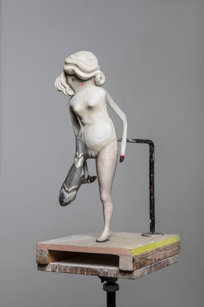 Degas Doll 2, 2017 (festett gyanta, acél, fa) alkotó: Cathie Pilkington