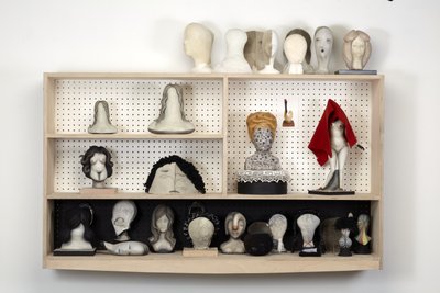Head Case, 2016 (gipsz, fa, bőr, takaró, filctoll, olajfesték, szövet, tükrök, pegboard, MDF) alkotó: Cathie Pilkington