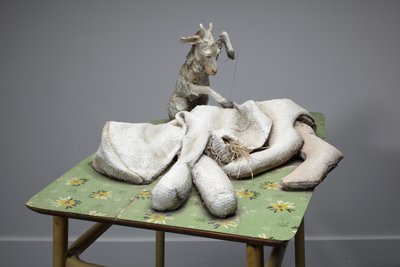 Anya, 2010 (fa, takaró, szalma, agyag, linóleum, acél, festék) alkotó: Cathie Pilkington