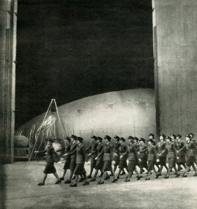 Az A Balloon Centerben, 1943. alkotó: Cecil Beaton