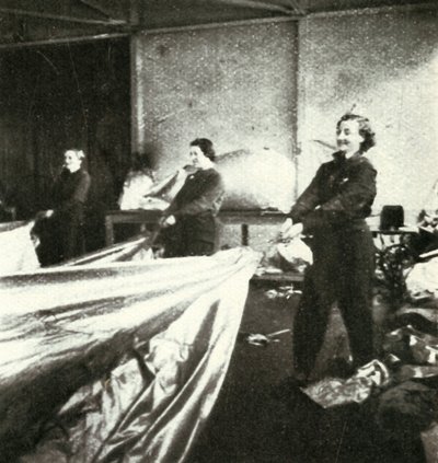 Vízlépcső léggömbök javítása, 1943. alkotó: Cecil Beaton