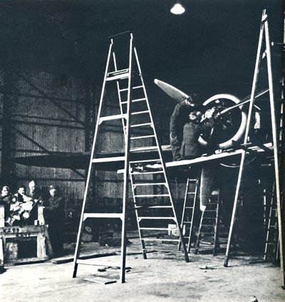 A földi személyzet munkája soha nem fejeződött be, 1941 alkotó: Cecil Beaton