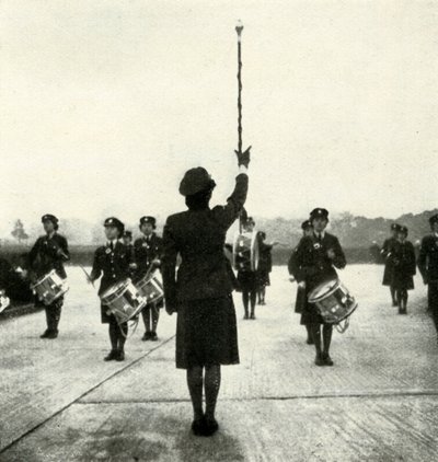 W.A.A.F. Band on Parade, 1943. alkotó: Cecil Beaton