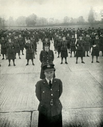 W.A.A.F. Tisztek az oktatóiskolájukban, 1943. alkotó: Cecil Beaton