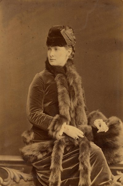 Marie Pavlovna Romanova – Mária Pavlovna orosz nagyhercegnő (1854-1920), szerző: Bergamasco, Charles (Karl) (1830-1896). Albumin Photo, c. 1880. Orosz Állami Film- és Fotóarchívum, Krasznogorszk alkotó: Charles Bergamasco
