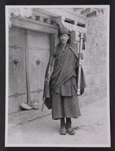 Egy geko, vagyis a fegyelem szerzetesi őrzője, rituális bunkósbottal. alkotó: Charles Alfred Bell