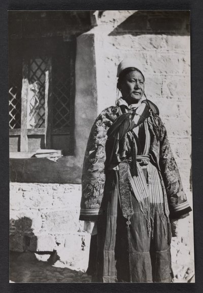 Kisebb világi tisztviselő ünnepi öltözetben. alkotó: Charles Alfred Bell