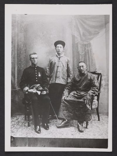 Charles Bell a tizenharmadik Dalai Lámával és Szikkim trónörökösével, Sidkeong Tulku Namgyallal ülve, 1910-ben (fekete-fehér fotó). alkotó: Charles Alfred Bell