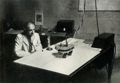Irányítópult egy RAF repülőképző iskolában, 1941. alkotó: Charles Brown