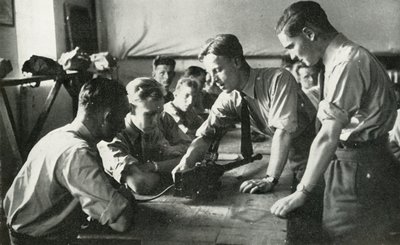 A RAF személyzete a fegyverekről tanul, 1941. alkotó: Charles Brown