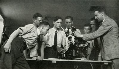 Repülőgép-motoroktatásban részesülő RAF személyzet, 1941. alkotó: Charles Brown