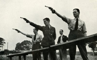 Revolvergyakorlat az Alapfokú Repülőképző Iskolában, 1941. alkotó: Charles Brown